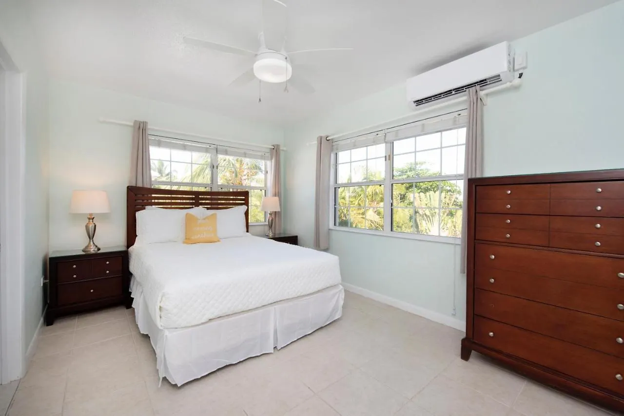 Tatil Evi Snug Harbour View Condo #9 George Town